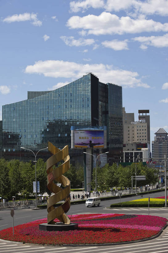 竖图,室外,白天,旅游,度假,名胜古迹,标志建筑,城市,道路,地标,建筑,路,公路,雕塑,北京,中国,亚洲,遗迹,景观,交通,首都,古迹,文物,娱乐,建设,现代,古建筑,现代建筑,天空,享受,休闲,旅游胜地,摩天大厦,放松,古文明,东亚,海淀区,中关村,中华人民共和国,北京市,京,北平,华北地区,繁荣,马路,旅行,国家自主创新示范区,中关村科技园,bj174