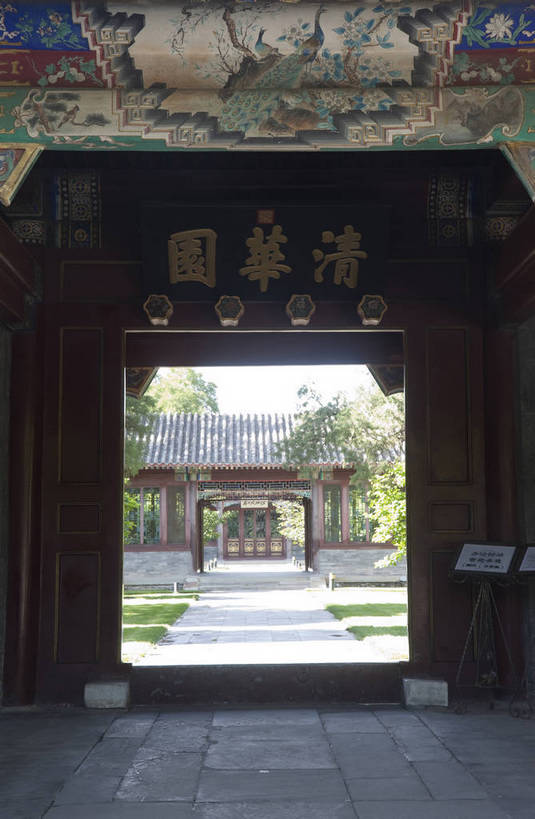 无人,学校,教学楼,竖图,室外,白天,旅游,度假,草坪,名胜古迹,门,标志建筑,地标,建筑,北京,中国,遗迹,古迹,文物,娱乐,建设,古建筑,校园,蓝天,享受,休闲,旅游胜地,放松,中国文化,古文明,东亚,旅行,传统文化,清华园,清华大学,bj174