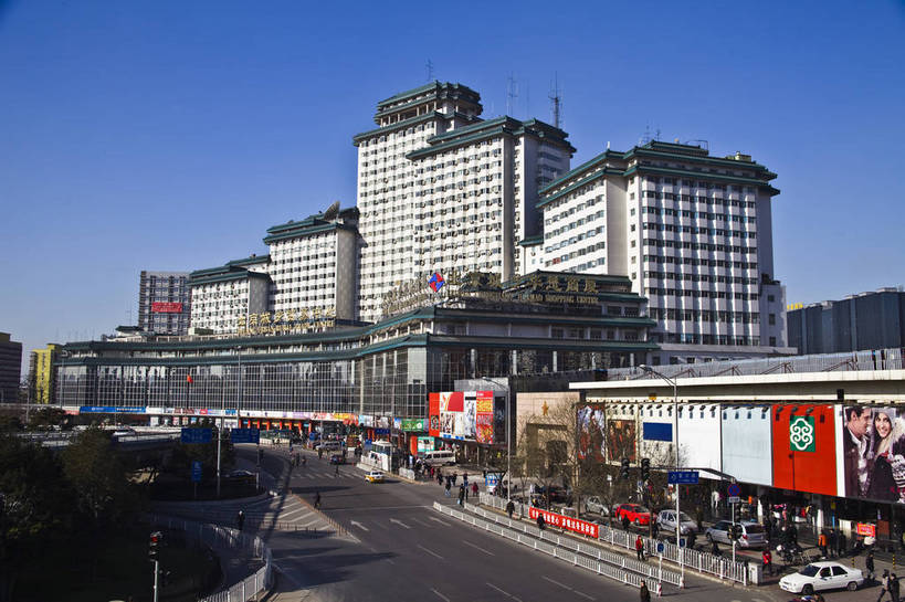 横图,室外,白天,旅游,度假,名胜古迹,标志建筑,城市,道路,地标,建筑,商场,车站,北京,中国,遗迹,景观,地铁站,站台,交通,古迹,文物,娱乐,建设,现代,古建筑,现代建筑,月台,天空,享受,休闲,旅游胜地,摩天大厦,放松,交通枢纽,古文明,东亚,繁荣,旅行,购物中心,公主坟站,bj174