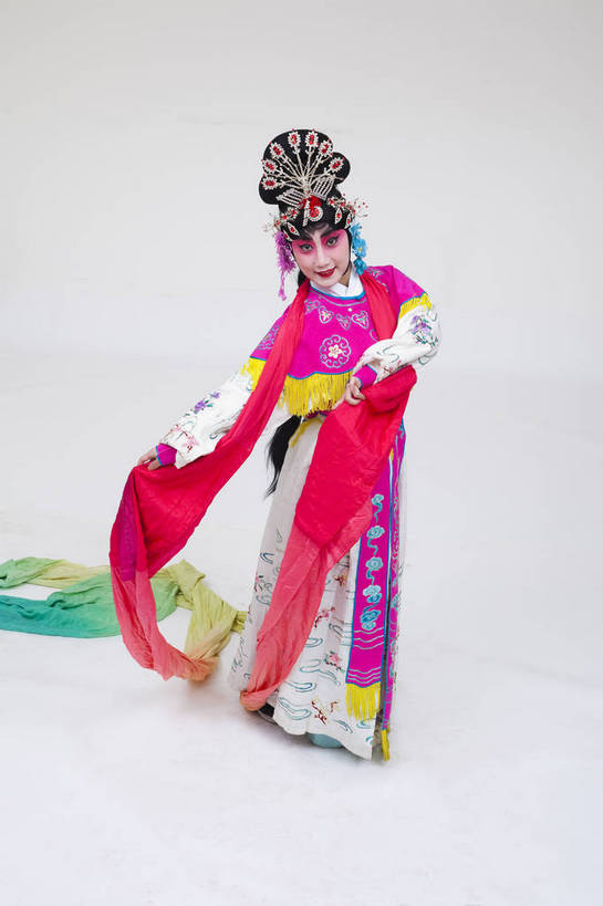 一个人,演员,竖图,彩色,白色背景,正面,化妆,北京,中国,亚洲,仅一个人,表演,艺术,造型,鲜艳,头饰,图片,注视,文化,脸谱,观察,看,站着,表情,竖,姿势,摄影,服饰,观看,动作,察看,关注,中国文化,戏剧,民族服饰,演出服,京剧,东亚,国粹,女人,中国人,年轻人,全身,影棚拍摄,化装,中国戏曲,传统文化,天女,舞台妆,bj174