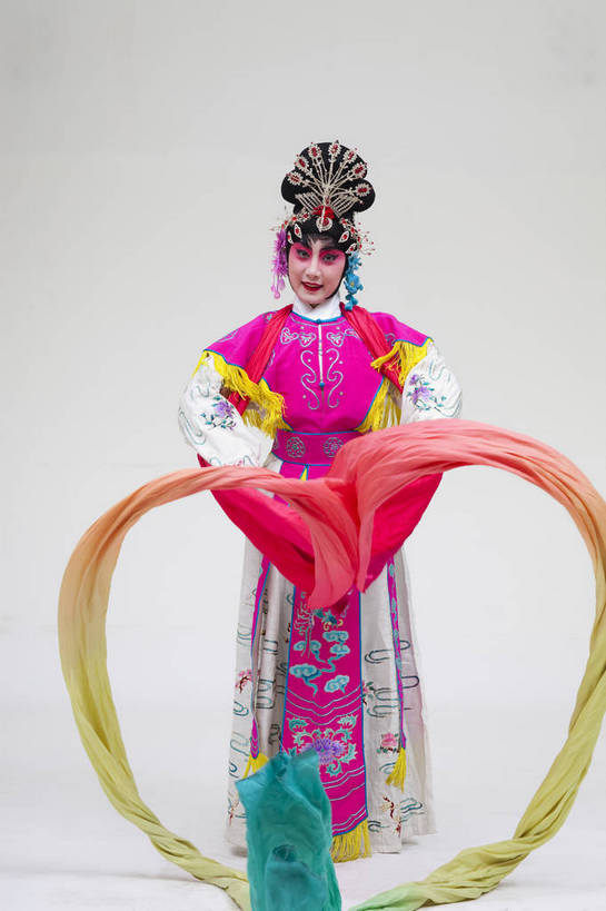 一个人,演员,竖图,彩色,白色背景,正面,化妆,北京,中国,亚洲,仅一个人,表演,艺术,造型,鲜艳,头饰,图片,注视,文化,脸谱,观察,看,站着,表情,竖,姿势,摄影,服饰,观看,动作,察看,关注,中国文化,戏剧,民族服饰,演出服,京剧,东亚,国粹,女人,中国人,年轻人,全身,影棚拍摄,化装,中国戏曲,传统文化,天女,舞台妆,bj174