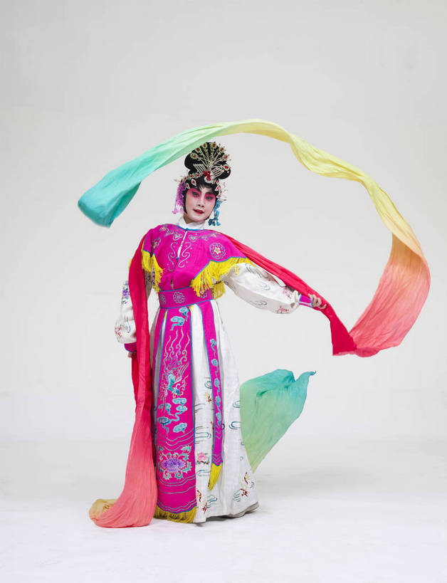 一个人,演员,竖图,彩色,白色背景,正面,化妆,北京,中国,亚洲,仅一个人,表演,艺术,造型,鲜艳,头饰,图片,注视,文化,脸谱,观察,看,站着,表情,竖,姿势,摄影,服饰,观看,动作,察看,关注,中国文化,戏剧,民族服饰,演出服,京剧,东亚,国粹,女人,中国人,年轻人,全身,影棚拍摄,化装,中国戏曲,传统文化,天女,舞台妆,bj174