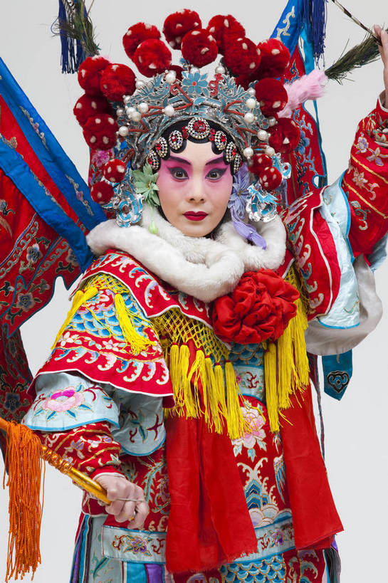 一个人,演员,竖图,彩色,白色背景,正面,化妆,北京,中国,亚洲,仅一个人,表演,艺术,造型,鲜艳,头饰,图片,注视,文化,脸谱,观察,看,站着,表情,竖,姿势,摄影,服饰,观看,武将,动作,察看,关注,中国文化,戏剧,民族服饰,演出服,京剧,东亚,国粹,穆桂英,女人,中国人,年轻人,半身,影棚拍摄,化装,中国戏曲,传统文化,舞台妆,刀马旦,bj174