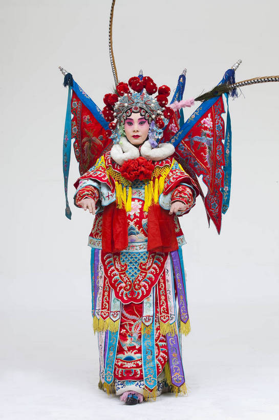 一个人,演员,竖图,彩色,白色背景,正面,化妆,北京,中国,亚洲,仅一个人,表演,艺术,造型,鲜艳,头饰,图片,注视,文化,脸谱,观察,看,站着,表情,竖,姿势,摄影,服饰,观看,武将,动作,察看,关注,中国文化,戏剧,民族服饰,演出服,京剧,东亚,国粹,穆桂英,女人,中国人,年轻人,全身,影棚拍摄,化装,中国戏曲,传统文化,舞台妆,刀马旦,bj174