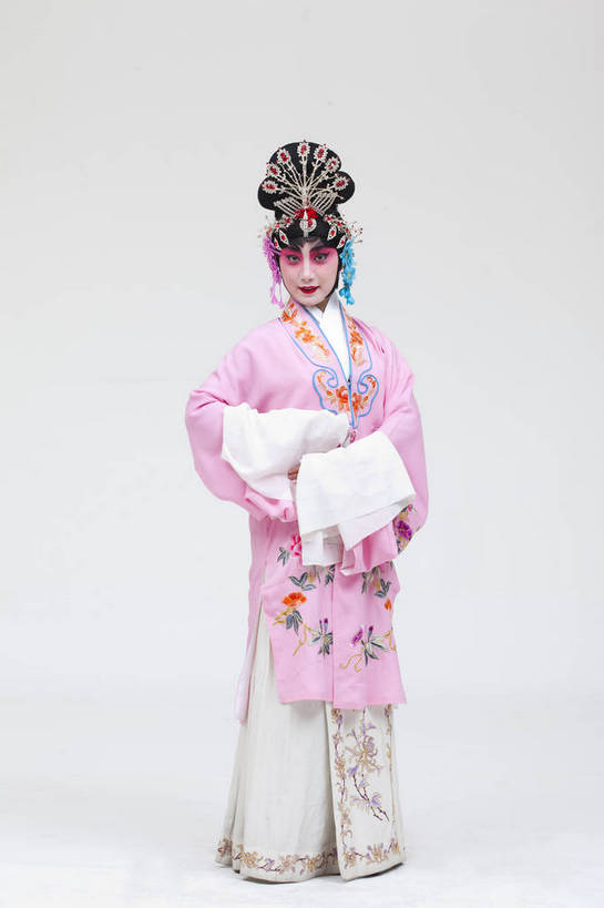 一个人,演员,竖图,彩色,白色背景,正面,化妆,北京,中国,亚洲,仅一个人,表演,艺术,造型,鲜艳,头饰,图片,注视,文化,脸谱,观察,看,站着,表情,竖,姿势,摄影,服饰,观看,动作,察看,关注,中国文化,戏剧,民族服饰,演出服,京剧,东亚,国粹,貂蝉,青衣,女人,中国人,年轻人,全身,影棚拍摄,化装,中国戏曲,传统文化,舞台妆,bj174