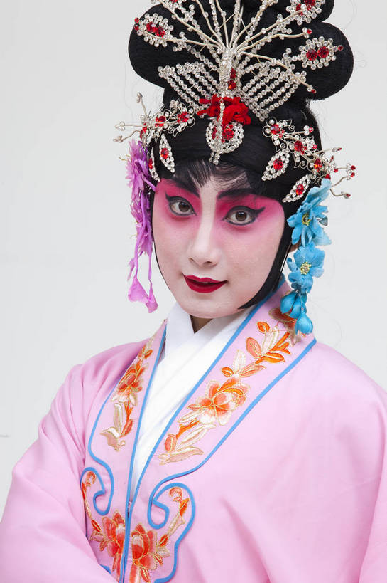一个人,演员,竖图,彩色,白色背景,正面,化妆,北京,中国,亚洲,仅一个人,表演,艺术,造型,鲜艳,头饰,图片,注视,文化,脸谱,观察,看,站着,表情,竖,姿势,摄影,服饰,观看,动作,察看,关注,中国文化,戏剧,民族服饰,演出服,京剧,东亚,国粹,貂蝉,青衣,女人,中国人,年轻人,半身,影棚拍摄,化装,中国戏曲,传统文化,舞台妆,bj174