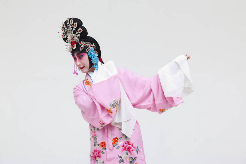 一个人,演员,横图,彩色,白色背景,正面,化妆,北京,中国,亚洲,仅一个人,表演,艺术,造型,鲜艳,头饰,图片,注视,文化,脸谱,观察,看,站着,表情,姿势,摄影,服饰,观看,动作,察看,关注,中国文化,戏剧,民族服饰,演出服,京剧,东亚,国粹,貂蝉,青衣,女人,中国人,年轻人,半身,影棚拍摄,化装,中国戏曲,传统文化,舞台妆,bj174