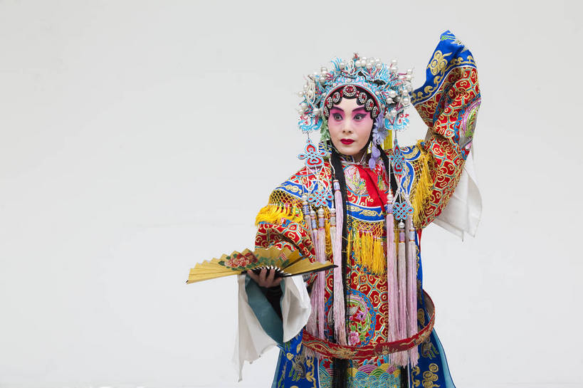 一个人,演员,横图,彩色,白色背景,正面,化妆,北京,中国,亚洲,仅一个人,表演,艺术,造型,鲜艳,头饰,图片,注视,文化,脸谱,观察,看,站着,表情,姿势,摄影,服饰,观看,动作,察看,关注,中国文化,戏剧,民族服饰,演出服,京剧,东亚,国粹,杨贵妃,青衣,女人,中国人,年轻人,半身,影棚拍摄,化装,中国戏曲,传统文化,舞台妆,bj174