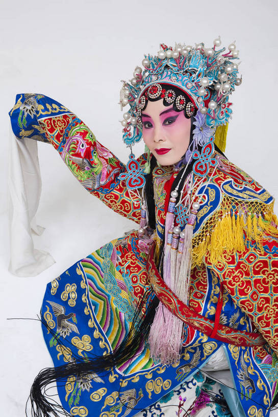 一个人,演员,竖图,彩色,白色背景,正面,化妆,北京,中国,亚洲,仅一个人,表演,艺术,造型,鲜艳,头饰,图片,注视,文化,脸谱,观察,看,站着,表情,竖,姿势,摄影,服饰,观看,动作,察看,关注,中国文化,戏剧,民族服饰,演出服,京剧,东亚,国粹,杨贵妃,青衣,女人,中国人,年轻人,半身,影棚拍摄,化装,中国戏曲,传统文化,舞台妆,bj174