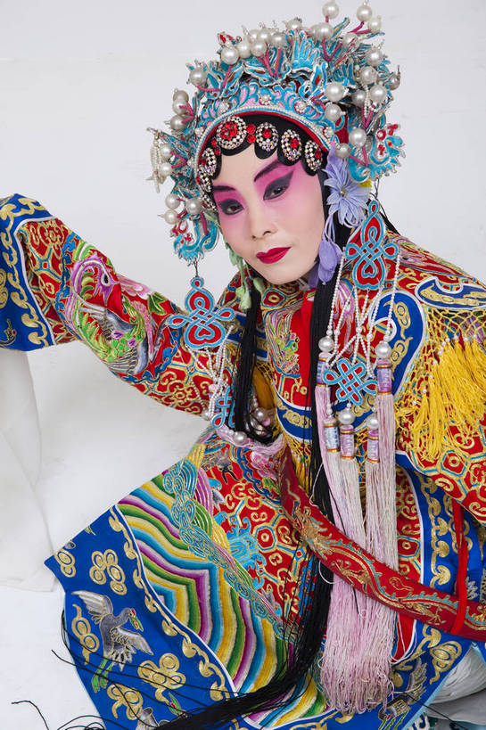 一个人,演员,竖图,彩色,白色背景,正面,化妆,北京,中国,亚洲,仅一个人,表演,艺术,造型,鲜艳,头饰,图片,注视,文化,脸谱,观察,看,站着,表情,竖,姿势,摄影,服饰,观看,动作,察看,关注,中国文化,戏剧,民族服饰,演出服,京剧,东亚,国粹,杨贵妃,青衣,女人,中国人,年轻人,半身,影棚拍摄,化装,中国戏曲,传统文化,舞台妆,bj174