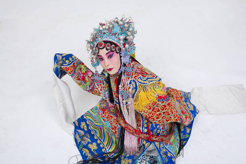 一个人,演员,横图,彩色,白色背景,正面,化妆,北京,中国,亚洲,仅一个人,表演,艺术,造型,鲜艳,头饰,图片,注视,文化,脸谱,观察,看,站着,表情,姿势,摄影,服饰,观看,动作,察看,关注,中国文化,戏剧,民族服饰,演出服,京剧,东亚,国粹,杨贵妃,青衣,女人,中国人,年轻人,全身,影棚拍摄,化装,中国戏曲,传统文化,舞台妆,bj174