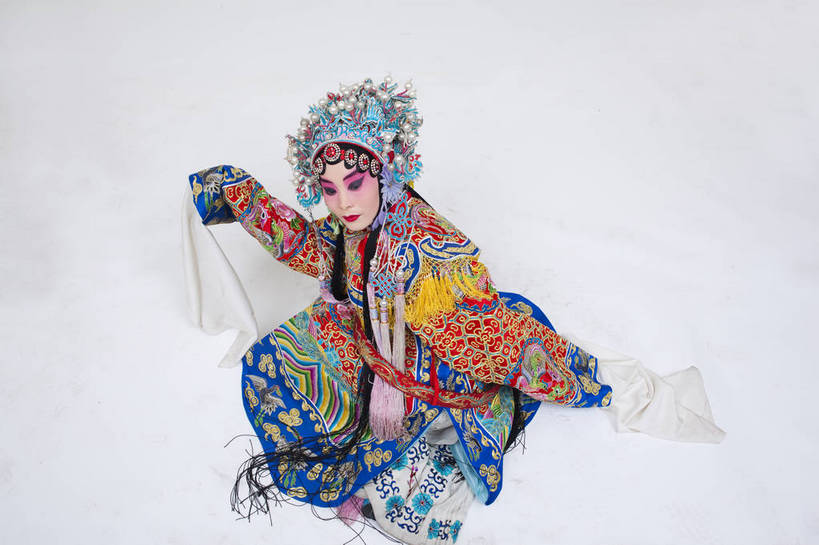 一个人,演员,横图,彩色,白色背景,正面,化妆,北京,中国,亚洲,仅一个人,表演,艺术,造型,鲜艳,头饰,图片,注视,文化,脸谱,观察,看,站着,表情,姿势,摄影,服饰,观看,动作,察看,关注,中国文化,戏剧,民族服饰,演出服,京剧,东亚,国粹,杨贵妃,青衣,女人,中国人,年轻人,全身,影棚拍摄,化装,中国戏曲,传统文化,舞台妆,bj174