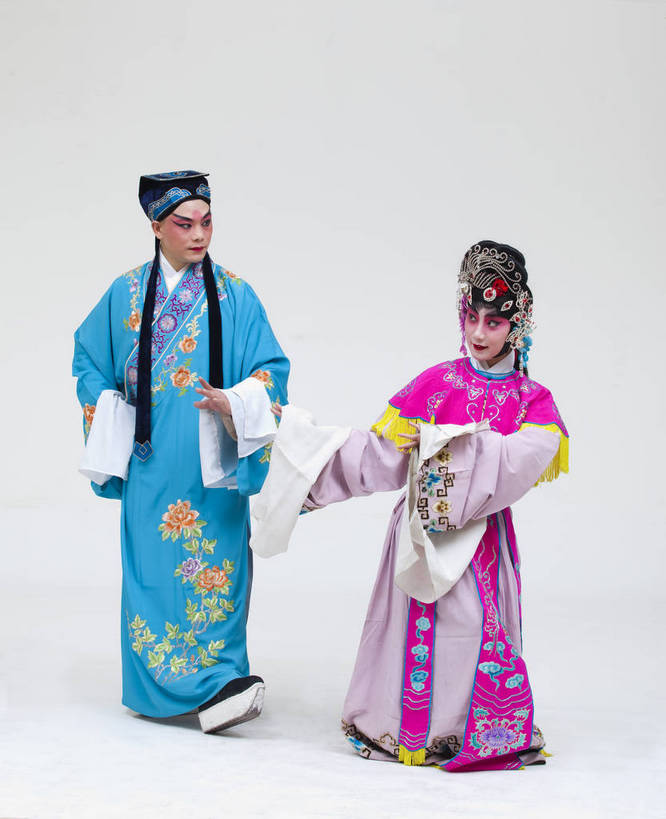 两个人,演员,竖图,彩色,白色背景,正面,化妆,北京,中国,亚洲,表演,艺术,造型,鲜艳,头饰,图片,注视,文化,脸谱,观察,看,站着,表情,竖,姿势,摄影,服饰,观看,动作,察看,生,关注,中国文化,戏剧,民族服饰,演出服,京剧,东亚,国粹,花旦,男人,女人,中国人,年轻人,全身,影棚拍摄,化装,中国戏曲,传统文化,舞台妆,角色,才子,张珙,张生,小生,bj174