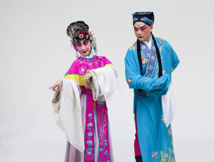 两个人,演员,横图,彩色,白色背景,正面,化妆,北京,中国,亚洲,表演,艺术,造型,鲜艳,头饰,图片,注视,文化,脸谱,观察,看,站着,表情,姿势,摄影,服饰,观看,动作,察看,生,关注,中国文化,戏剧,民族服饰,演出服,京剧,东亚,国粹,花旦,男人,女人,中国人,年轻人,全身,影棚拍摄,化装,中国戏曲,传统文化,舞台妆,角色,才子,张珙,张生,小生,bj174
