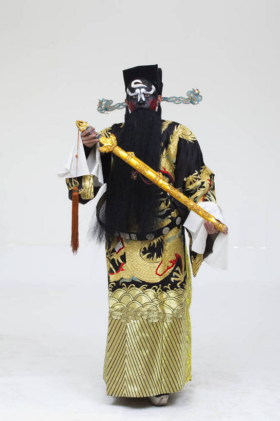 中年人,一个人,演员,竖图,彩色,白色背景,正面,化妆,北京,中国,亚洲,仅一个人,表演,艺术,造型,鲜艳,头饰,图片,注视,文化,脸谱,观察,看,站着,表情,竖,姿势,摄影,服饰,观看,动作,察看,关注,中国文化,戏剧,民族服饰,演出服,京剧,东亚,戏曲,国粹,包公,男人,中国人,全身,影棚拍摄,化装,中国戏曲,传统文化,舞台妆,角色,花脸,净,bj174