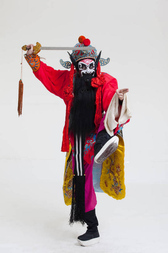 中年人,一个人,演员,竖图,彩色,白色背景,正面,化妆,北京,中国,亚洲,仅一个人,表演,艺术,造型,鲜艳,头饰,图片,注视,文化,脸谱,观察,看,站着,表情,竖,姿势,摄影,服饰,观看,动作,察看,关注,中国文化,戏剧,民族服饰,演出服,京剧,东亚,戏曲,国粹,钟馗,男人,中国人,全身,影棚拍摄,化装,中国戏曲,传统文化,舞台妆,角色,花脸,净,bj174