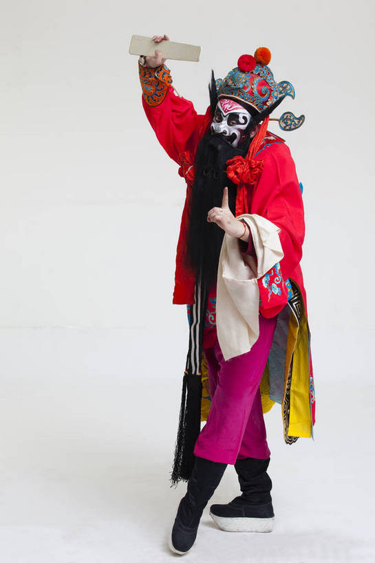 中年人,一个人,演员,竖图,彩色,白色背景,正面,化妆,北京,中国,亚洲,仅一个人,表演,艺术,造型,鲜艳,头饰,图片,注视,文化,脸谱,观察,看,站着,表情,竖,姿势,摄影,服饰,观看,动作,察看,关注,中国文化,戏剧,民族服饰,演出服,京剧,东亚,戏曲,国粹,钟馗,男人,中国人,全身,影棚拍摄,化装,中国戏曲,传统文化,舞台妆,角色,花脸,净,bj174