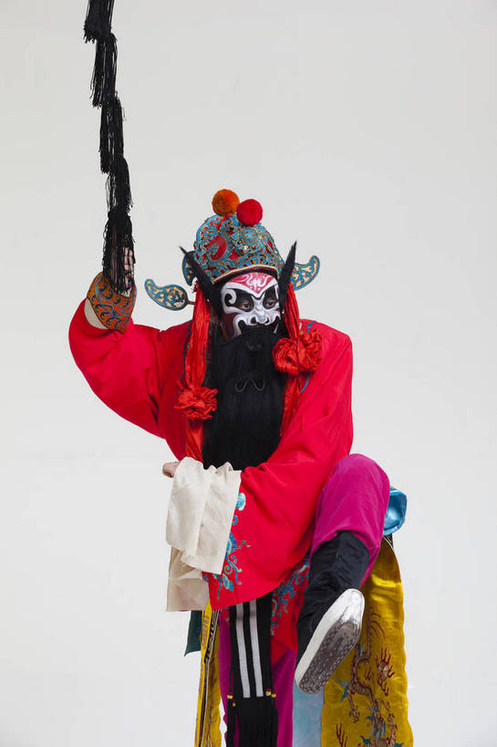 中年人,一个人,演员,竖图,彩色,白色背景,正面,化妆,北京,中国,亚洲,仅一个人,表演,艺术,造型,鲜艳,头饰,图片,注视,文化,脸谱,观察,看,站着,表情,竖,姿势,摄影,服饰,观看,动作,察看,关注,中国文化,戏剧,民族服饰,演出服,京剧,东亚,戏曲,国粹,钟馗,男人,中国人,全身,影棚拍摄,化装,中国戏曲,传统文化,舞台妆,角色,花脸,净,bj174