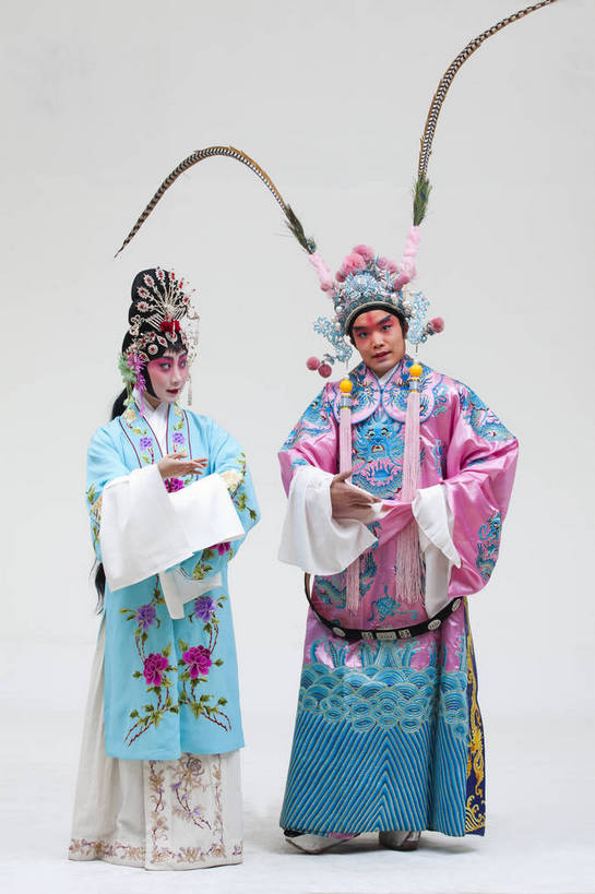 两个人,演员,竖图,彩色,白色背景,正面,化妆,北京,中国,亚洲,表演,艺术,造型,鲜艳,头饰,图片,注视,文化,脸谱,观察,看,站着,表情,竖,姿势,摄影,服饰,观看,武将,动作,察看,关注,中国文化,唱戏,戏剧,民族服饰,演出服,京剧,东亚,将军,国粹,貂蝉,青衣,男人,女人,中国人,年轻人,情侣,全身,影棚拍摄,化装,中国戏曲,武生,传统文化,舞台妆,吕布,吕奉先,bj174