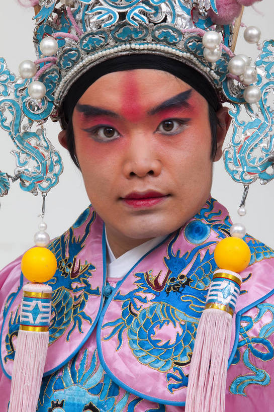 一个人,演员,竖图,彩色,白色背景,正面,化妆,北京,中国,亚洲,仅一个人,表演,艺术,造型,鲜艳,头饰,图片,注视,文化,脸谱,观察,看,站着,表情,竖,姿势,摄影,服饰,头像,观看,武将,动作,察看,关注,中国文化,戏剧,民族服饰,演出服,京剧,东亚,将军,国粹,男人,中国人,年轻人,影棚拍摄,化装,中国戏曲,武生,传统文化,舞台妆,吕布,吕奉先,bj174