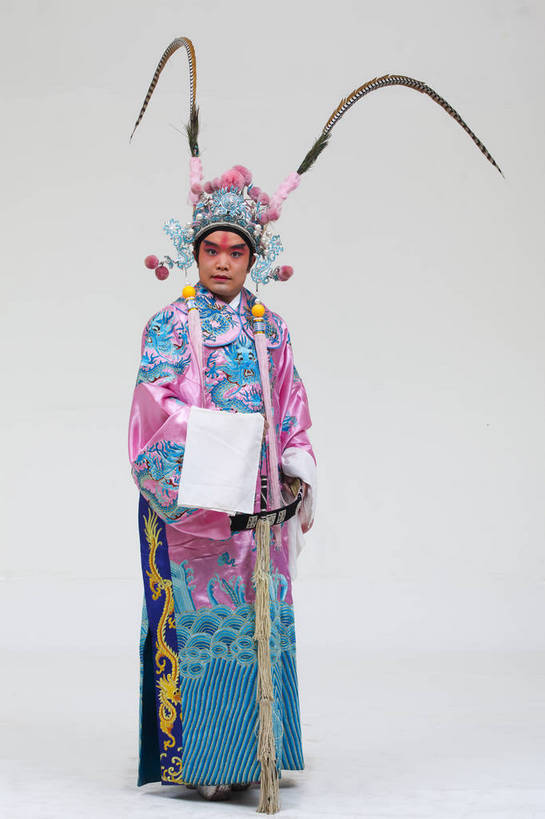 一个人,演员,竖图,彩色,白色背景,正面,化妆,北京,中国,亚洲,仅一个人,表演,艺术,造型,鲜艳,头饰,图片,注视,文化,脸谱,观察,看,站着,表情,竖,姿势,摄影,服饰,观看,武将,动作,察看,关注,中国文化,戏剧,民族服饰,演出服,京剧,东亚,将军,国粹,男人,中国人,年轻人,全身,影棚拍摄,化装,中国戏曲,武生,传统文化,舞台妆,吕布,吕奉先,bj174