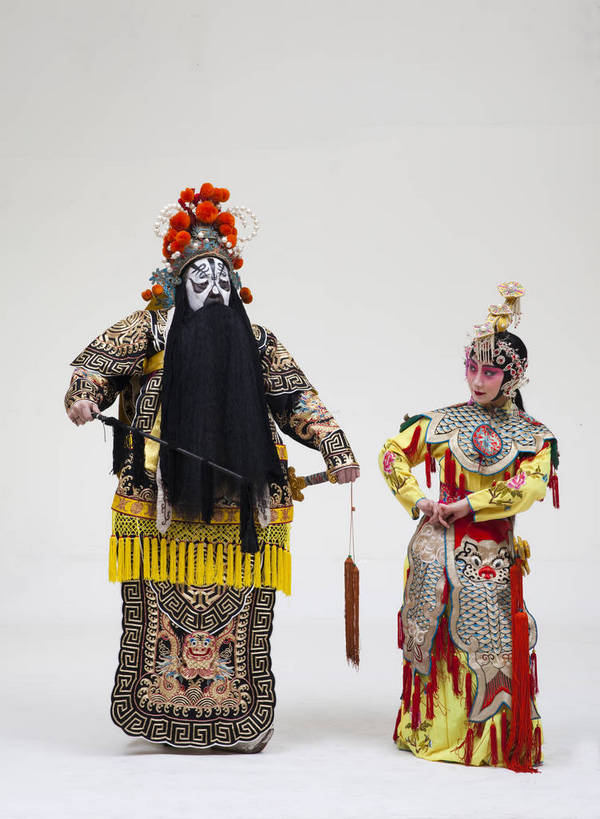 两个人,演员,竖图,彩色,白色背景,正面,化妆,北京,中国,亚洲,表演,艺术,造型,鲜艳,头饰,图片,注视,文化,脸谱,观察,看,站着,表情,竖,姿势,摄影,服饰,观看,动作,察看,关注,中国文化,唱戏,戏剧,民族服饰,演出服,京剧,东亚,戏曲,国粹,军事家,青衣,男人,女人,中国人,年轻人,情侣,全身,影棚拍摄,化装,西楚霸王,项籍,项羽,中国戏曲,传统文化,霸王别姬,虞姬,舞台妆,角色,花脸,净,bj174