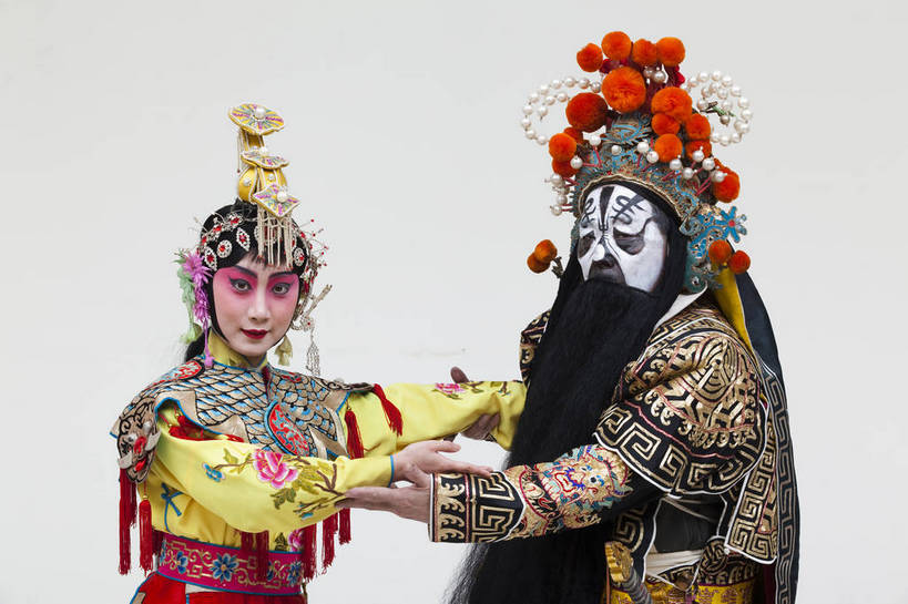 两个人,演员,横图,彩色,白色背景,正面,化妆,北京,中国,亚洲,表演,艺术,造型,鲜艳,头饰,图片,注视,文化,脸谱,观察,看,站着,表情,姿势,摄影,服饰,观看,动作,察看,关注,中国文化,唱戏,戏剧,民族服饰,演出服,京剧,东亚,戏曲,国粹,军事家,青衣,男人,女人,中国人,年轻人,情侣,半身,影棚拍摄,化装,西楚霸王,项籍,项羽,中国戏曲,传统文化,霸王别姬,虞姬,舞台妆,角色,花脸,净,bj174