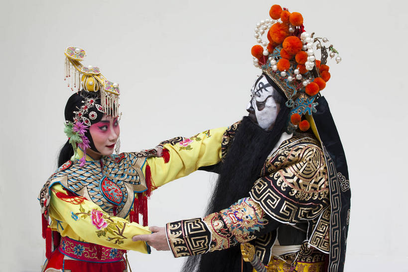 两个人,演员,横图,彩色,白色背景,正面,化妆,北京,中国,亚洲,表演,艺术,造型,鲜艳,头饰,图片,注视,文化,脸谱,观察,看,站着,表情,姿势,摄影,服饰,观看,动作,察看,关注,中国文化,唱戏,戏剧,民族服饰,演出服,京剧,东亚,戏曲,国粹,军事家,青衣,男人,女人,中国人,年轻人,情侣,半身,影棚拍摄,化装,西楚霸王,项籍,项羽,中国戏曲,传统文化,霸王别姬,虞姬,舞台妆,角色,花脸,净,bj174