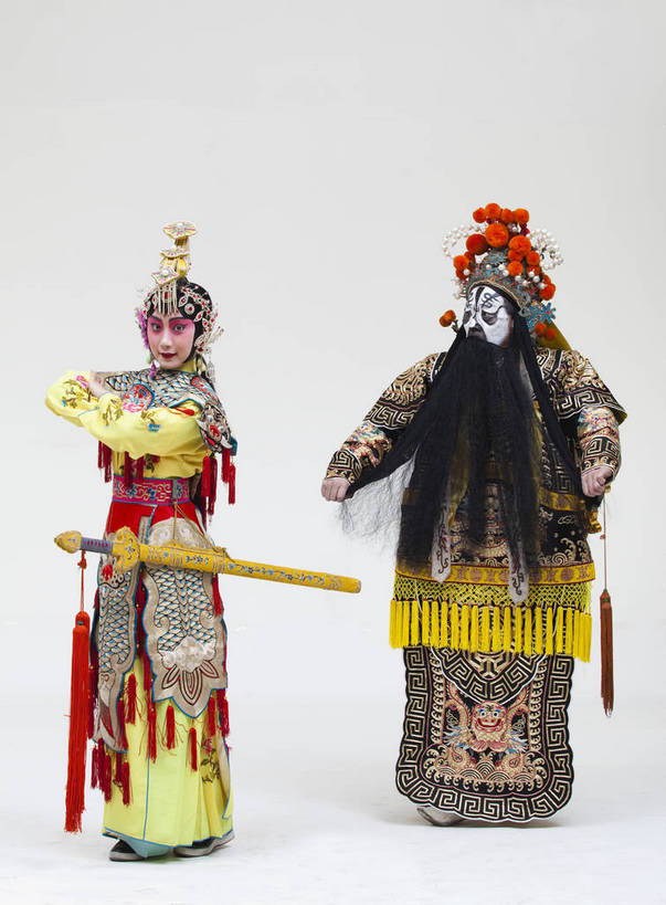 两个人,演员,竖图,彩色,白色背景,正面,化妆,北京,中国,亚洲,表演,艺术,造型,鲜艳,头饰,图片,注视,文化,脸谱,观察,看,站着,表情,竖,姿势,摄影,服饰,观看,动作,察看,关注,中国文化,唱戏,戏剧,民族服饰,演出服,京剧,东亚,戏曲,国粹,军事家,青衣,男人,女人,中国人,年轻人,情侣,全身,影棚拍摄,化装,西楚霸王,项籍,项羽,中国戏曲,传统文化,霸王别姬,虞姬,舞台妆,角色,花脸,净,bj174
