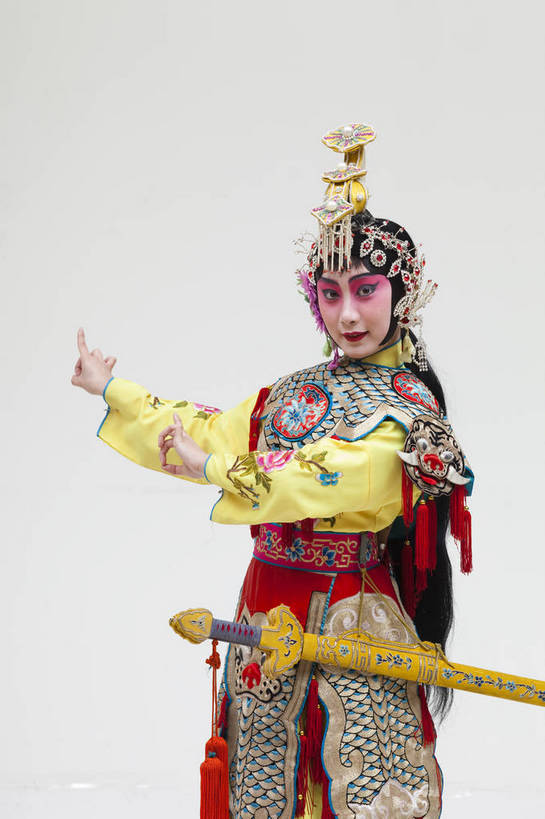 一个人,演员,竖图,彩色,白色背景,正面,化妆,北京,中国,亚洲,仅一个人,表演,艺术,造型,鲜艳,头饰,图片,注视,文化,脸谱,观察,看,站着,表情,竖,姿势,摄影,服饰,观看,动作,察看,关注,中国文化,戏剧,民族服饰,演出服,京剧,东亚,国粹,青衣,女人,中国人,年轻人,半身,影棚拍摄,化装,中国戏曲,传统文化,虞姬,舞台妆,bj174
