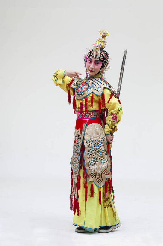 一个人,演员,竖图,彩色,白色背景,正面,化妆,北京,中国,亚洲,仅一个人,表演,艺术,造型,鲜艳,头饰,图片,注视,文化,脸谱,观察,看,站着,表情,竖,姿势,摄影,服饰,观看,动作,察看,关注,中国文化,戏剧,民族服饰,演出服,京剧,东亚,国粹,青衣,女人,中国人,年轻人,全身,影棚拍摄,化装,中国戏曲,传统文化,虞姬,舞台妆,bj174