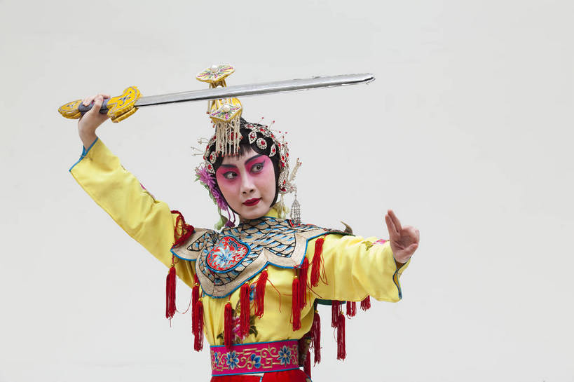 一个人,演员,横图,彩色,白色背景,正面,化妆,北京,中国,亚洲,仅一个人,表演,艺术,造型,鲜艳,头饰,图片,注视,文化,脸谱,观察,看,站着,表情,姿势,摄影,服饰,观看,动作,察看,关注,中国文化,戏剧,民族服饰,演出服,京剧,东亚,国粹,青衣,女人,中国人,年轻人,半身,影棚拍摄,化装,中国戏曲,传统文化,虞姬,舞台妆,bj174