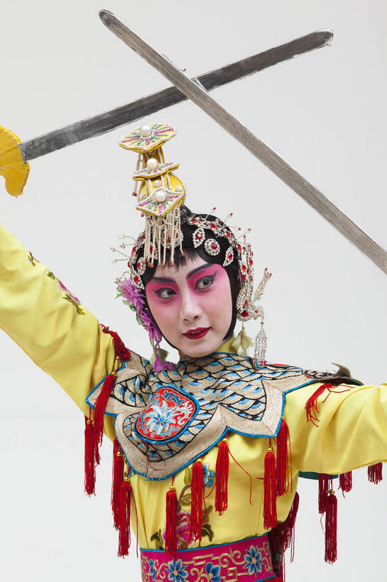 一个人,演员,竖图,彩色,白色背景,正面,化妆,北京,中国,亚洲,仅一个人,表演,艺术,造型,鲜艳,头饰,图片,注视,文化,脸谱,观察,看,站着,表情,竖,姿势,摄影,服饰,观看,动作,察看,关注,中国文化,戏剧,民族服饰,演出服,京剧,东亚,国粹,青衣,女人,中国人,年轻人,半身,影棚拍摄,化装,中国戏曲,传统文化,虞姬,舞台妆,bj174