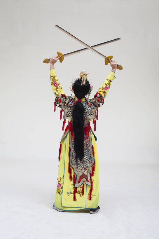 一个人,演员,竖图,彩色,白色背景,正面,化妆,北京,中国,亚洲,仅一个人,表演,艺术,造型,鲜艳,头饰,图片,注视,文化,脸谱,观察,看,站着,表情,竖,姿势,摄影,服饰,观看,动作,察看,关注,中国文化,戏剧,民族服饰,演出服,京剧,东亚,国粹,青衣,女人,中国人,年轻人,全身,影棚拍摄,化装,中国戏曲,传统文化,虞姬,舞台妆,bj174