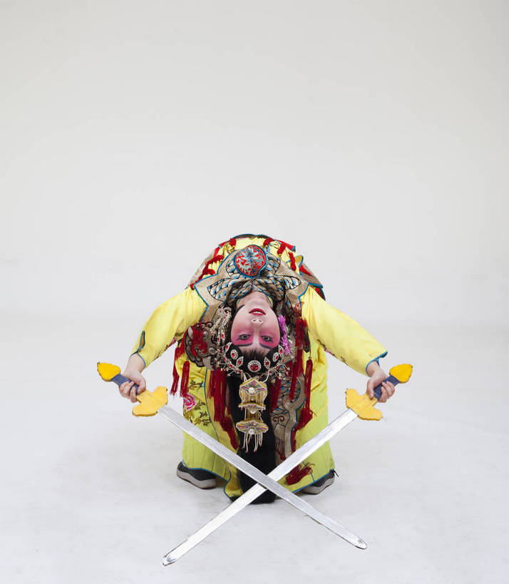 一个人,演员,竖图,彩色,白色背景,正面,化妆,北京,中国,亚洲,仅一个人,表演,艺术,造型,鲜艳,头饰,图片,注视,文化,脸谱,观察,看,站着,表情,竖,姿势,摄影,服饰,观看,动作,察看,关注,中国文化,戏剧,民族服饰,演出服,京剧,东亚,国粹,青衣,女人,中国人,年轻人,全身,影棚拍摄,化装,中国戏曲,传统文化,虞姬,舞台妆,bj174