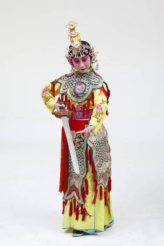 一个人,演员,竖图,彩色,白色背景,正面,化妆,北京,中国,亚洲,仅一个人,表演,艺术,造型,鲜艳,头饰,图片,注视,文化,脸谱,观察,看,站着,表情,竖,姿势,摄影,服饰,观看,动作,察看,关注,中国文化,戏剧,民族服饰,演出服,京剧,东亚,国粹,青衣,女人,中国人,年轻人,全身,影棚拍摄,化装,中国戏曲,传统文化,虞姬,舞台妆,bj174