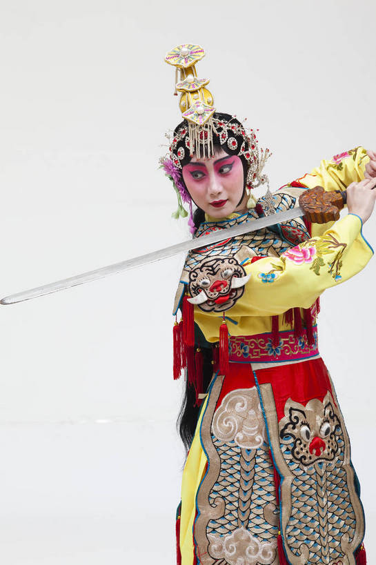 一个人,演员,竖图,彩色,白色背景,正面,化妆,北京,中国,亚洲,仅一个人,表演,艺术,造型,鲜艳,头饰,图片,注视,文化,脸谱,观察,看,站着,表情,竖,姿势,摄影,服饰,观看,动作,察看,关注,中国文化,戏剧,民族服饰,演出服,京剧,东亚,国粹,青衣,女人,中国人,年轻人,半身,影棚拍摄,化装,中国戏曲,传统文化,虞姬,舞台妆,bj174