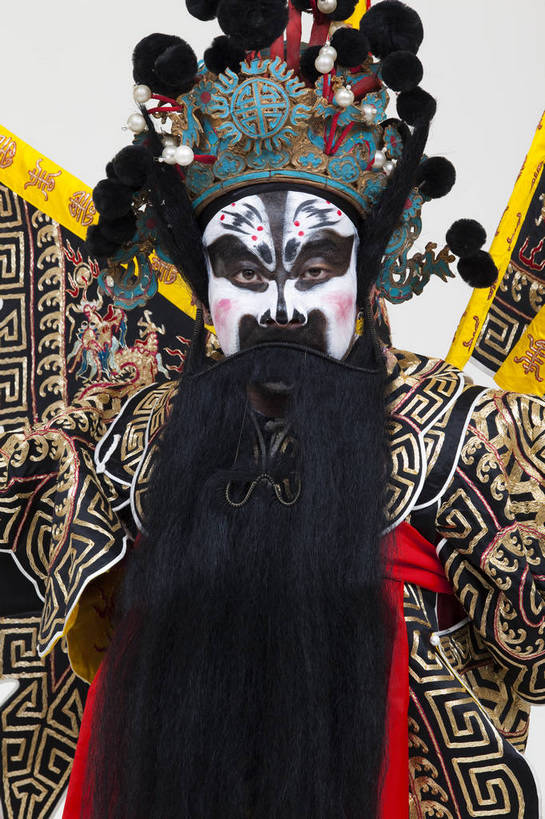 中年人,一个人,演员,竖图,彩色,白色背景,正面,化妆,北京,中国,亚洲,仅一个人,表演,艺术,造型,鲜艳,头饰,图片,注视,文化,脸谱,观察,看,站着,表情,竖,姿势,摄影,服饰,观看,动作,察看,关注,中国文化,戏剧,民族服饰,演出服,京剧,东亚,戏曲,国粹,男人,中国人,半身,影棚拍摄,化装,张飞,中国戏曲,传统文化,舞台妆,角色,花脸,净,bj174