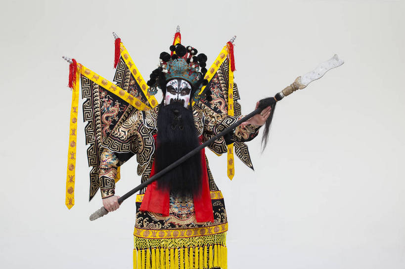 中年人,一个人,演员,横图,彩色,白色背景,正面,化妆,北京,中国,亚洲,仅一个人,表演,艺术,造型,鲜艳,头饰,图片,注视,文化,脸谱,观察,看,站着,表情,姿势,摄影,服饰,观看,动作,察看,关注,中国文化,戏剧,民族服饰,演出服,京剧,东亚,戏曲,国粹,男人,中国人,半身,影棚拍摄,化装,张飞,中国戏曲,传统文化,舞台妆,角色,花脸,净,bj174