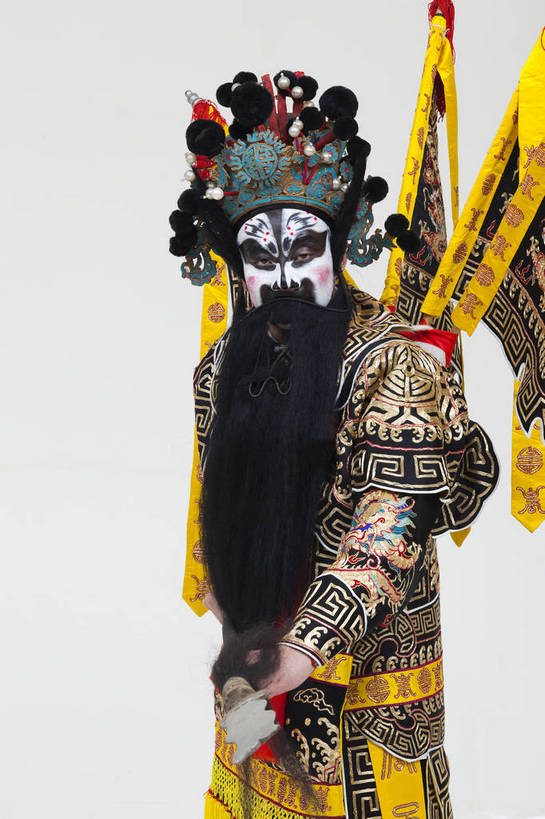 中年人,一个人,演员,竖图,彩色,白色背景,正面,化妆,北京,中国,亚洲,仅一个人,表演,艺术,造型,鲜艳,头饰,图片,注视,文化,脸谱,观察,看,站着,表情,竖,姿势,摄影,服饰,观看,动作,察看,关注,中国文化,戏剧,民族服饰,演出服,京剧,东亚,戏曲,国粹,男人,中国人,半身,影棚拍摄,化装,张飞,中国戏曲,传统文化,舞台妆,角色,花脸,净,bj174