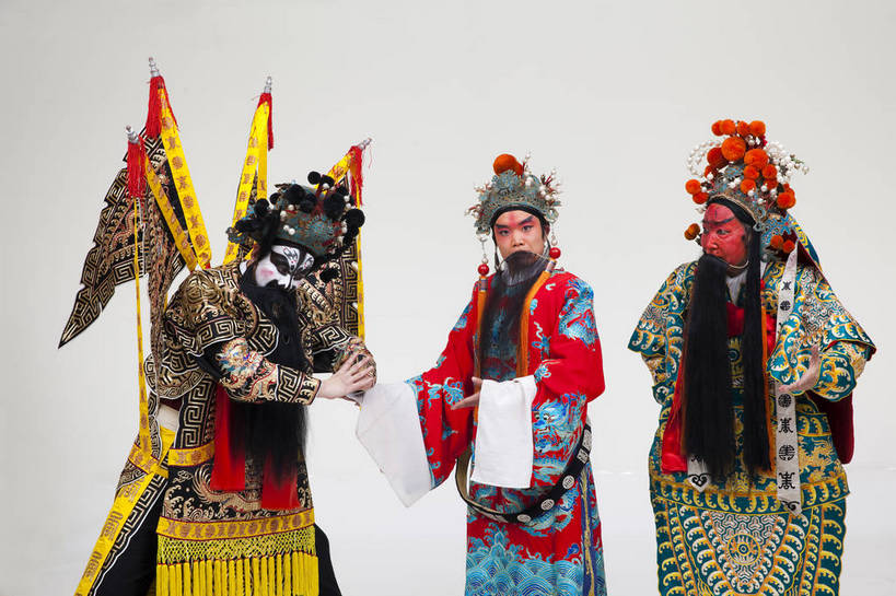 中年人,三个人,兄弟,演员,横图,彩色,白色背景,正面,化妆,北京,中国,亚洲,表演,艺术,造型,鲜艳,头饰,图片,注视,文化,脸谱,观察,看,站着,表情,姿势,摄影,服饰,观看,皇帝,动作,权威,察看,高贵,关注,中国文化,戏剧,民族服饰,演出服,京剧,东亚,将军,戏曲,国粹,关公,刘备,权力,统治,权势,天子,将领,九五之尊,圣上,统治者,陛下,官家,势力,男人,中国人,半身,影棚拍摄,化装,车骑将军,司隶校尉,张飞,张益德,张翼德,中国戏曲,昭烈皇帝,烈祖,刘玄德,关长生,关羽,关云长,传统文化,舞台妆,角色,结拜,情义,桃园结义,桃园三结义,花脸,净,bj174