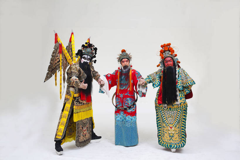 中年人,三个人,兄弟,演员,横图,彩色,白色背景,正面,化妆,北京,中国,亚洲,表演,艺术,造型,鲜艳,头饰,图片,注视,文化,脸谱,观察,看,站着,表情,姿势,摄影,服饰,观看,皇帝,动作,权威,察看,高贵,关注,中国文化,戏剧,民族服饰,演出服,京剧,东亚,将军,戏曲,国粹,关公,刘备,权力,统治,权势,天子,将领,九五之尊,圣上,统治者,陛下,官家,势力,男人,中国人,全身,影棚拍摄,化装,车骑将军,司隶校尉,张飞,张益德,张翼德,中国戏曲,昭烈皇帝,烈祖,刘玄德,关长生,关羽,关云长,传统文化,舞台妆,角色,结拜,情义,桃园结义,桃园三结义,花脸,净,bj174