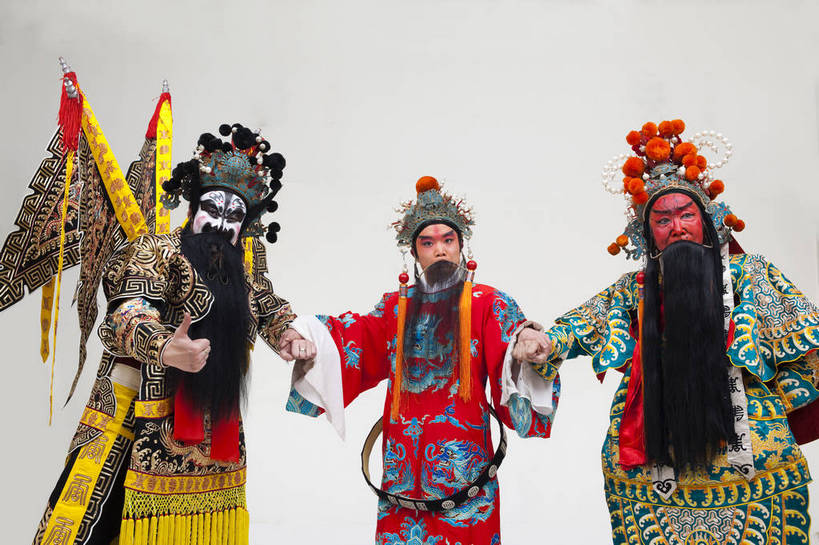 中年人,三个人,兄弟,演员,横图,彩色,白色背景,正面,化妆,北京,中国,亚洲,表演,艺术,造型,鲜艳,头饰,图片,注视,文化,脸谱,观察,看,站着,表情,姿势,摄影,服饰,观看,皇帝,动作,权威,察看,高贵,关注,中国文化,戏剧,民族服饰,演出服,京剧,东亚,将军,戏曲,国粹,关公,刘备,权力,统治,权势,天子,将领,九五之尊,圣上,统治者,陛下,官家,势力,男人,中国人,半身,影棚拍摄,化装,车骑将军,司隶校尉,张飞,张益德,张翼德,中国戏曲,昭烈皇帝,烈祖,刘玄德,关长生,关羽,关云长,传统文化,舞台妆,角色,结拜,情义,桃园结义,桃园三结义,花脸,净,bj174