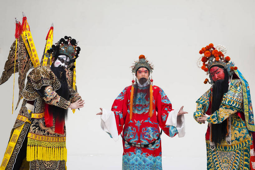 中年人,三个人,兄弟,演员,横图,彩色,白色背景,正面,化妆,北京,中国,亚洲,表演,艺术,造型,鲜艳,头饰,图片,注视,文化,脸谱,观察,看,站着,表情,姿势,摄影,服饰,观看,皇帝,动作,权威,察看,高贵,关注,中国文化,戏剧,民族服饰,演出服,京剧,东亚,将军,戏曲,国粹,关公,刘备,权力,统治,权势,天子,将领,九五之尊,圣上,统治者,陛下,官家,势力,男人,中国人,半身,影棚拍摄,化装,车骑将军,司隶校尉,张飞,张益德,张翼德,中国戏曲,昭烈皇帝,烈祖,刘玄德,关长生,关羽,关云长,传统文化,舞台妆,角色,结拜,情义,桃园结义,桃园三结义,花脸,净,bj174