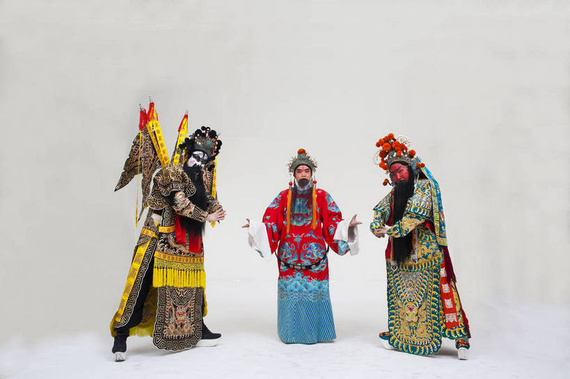 中年人,三个人,兄弟,演员,横图,彩色,白色背景,正面,化妆,北京,中国,亚洲,表演,艺术,造型,鲜艳,头饰,图片,注视,文化,脸谱,观察,看,站着,表情,姿势,摄影,服饰,观看,皇帝,动作,权威,察看,高贵,关注,中国文化,戏剧,民族服饰,演出服,京剧,东亚,将军,戏曲,国粹,关公,刘备,权力,统治,权势,天子,将领,九五之尊,圣上,统治者,陛下,官家,势力,男人,中国人,全身,影棚拍摄,化装,车骑将军,司隶校尉,张飞,张益德,张翼德,中国戏曲,昭烈皇帝,烈祖,刘玄德,关长生,关羽,关云长,传统文化,舞台妆,角色,结拜,情义,桃园结义,桃园三结义,花脸,净,bj174