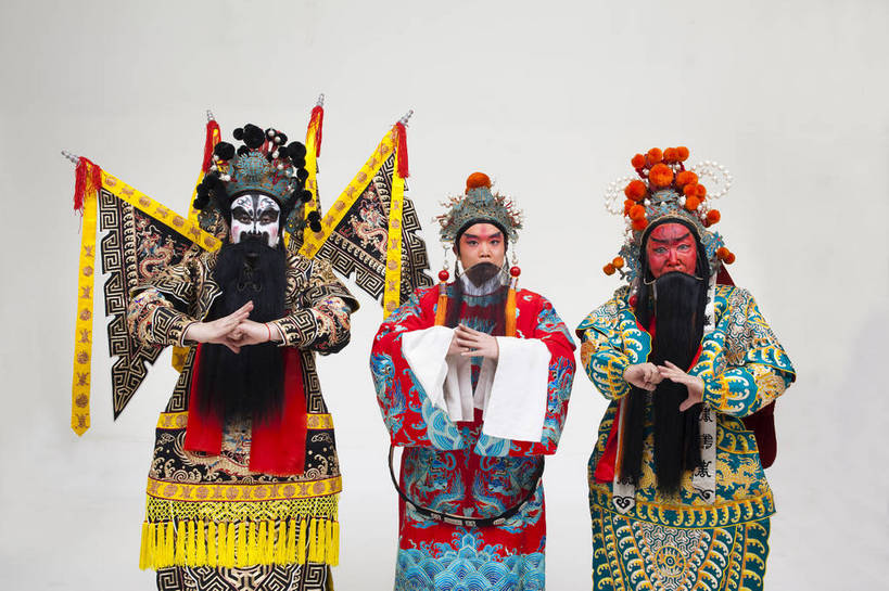 中年人,三个人,兄弟,演员,横图,彩色,白色背景,正面,化妆,北京,中国,亚洲,表演,艺术,造型,鲜艳,头饰,图片,注视,文化,脸谱,观察,看,站着,表情,姿势,摄影,服饰,观看,皇帝,动作,权威,察看,高贵,关注,中国文化,戏剧,民族服饰,演出服,京剧,东亚,将军,戏曲,国粹,关公,刘备,权力,统治,权势,天子,将领,九五之尊,圣上,统治者,陛下,官家,势力,男人,中国人,半身,影棚拍摄,化装,车骑将军,司隶校尉,张飞,张益德,张翼德,中国戏曲,昭烈皇帝,烈祖,刘玄德,关长生,关羽,关云长,传统文化,舞台妆,角色,结拜,情义,桃园结义,桃园三结义,花脸,净,bj174