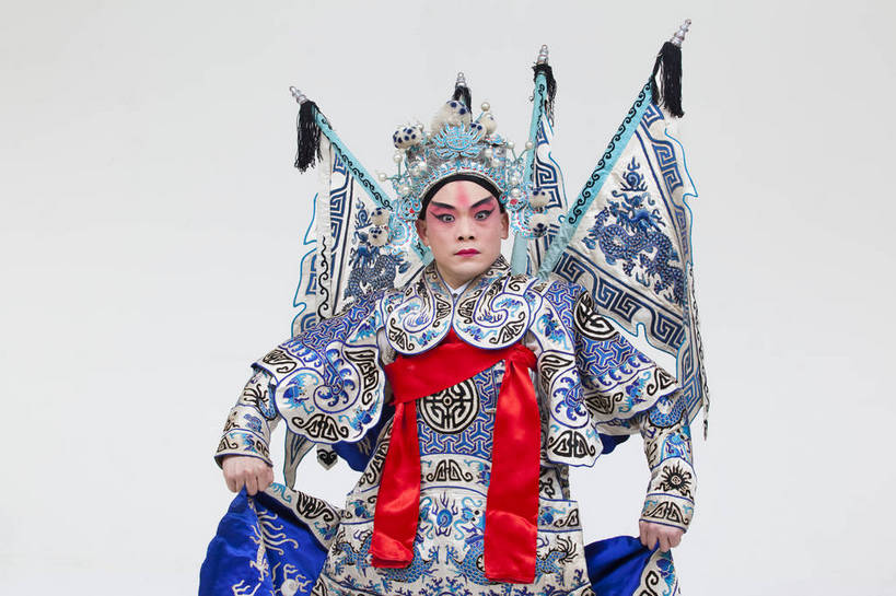 一个人,演员,横图,彩色,白色背景,正面,化妆,北京,中国,亚洲,仅一个人,表演,艺术,造型,鲜艳,头饰,图片,注视,文化,脸谱,观察,看,站着,表情,姿势,摄影,服饰,观看,动作,察看,关注,中国文化,戏剧,民族服饰,演出服,京剧,东亚,国粹,男人,中国人,年轻人,半身,影棚拍摄,化装,中国戏曲,武生,传统文化,赵云,舞台妆,bj174