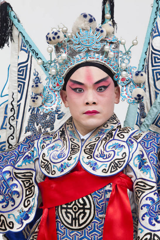 一个人,演员,竖图,彩色,白色背景,正面,化妆,北京,中国,亚洲,仅一个人,表演,艺术,造型,鲜艳,头饰,图片,注视,文化,脸谱,观察,看,站着,表情,竖,姿势,摄影,服饰,观看,动作,察看,关注,中国文化,戏剧,民族服饰,演出服,京剧,东亚,国粹,男人,中国人,年轻人,半身,影棚拍摄,化装,中国戏曲,武生,传统文化,赵云,舞台妆,bj174