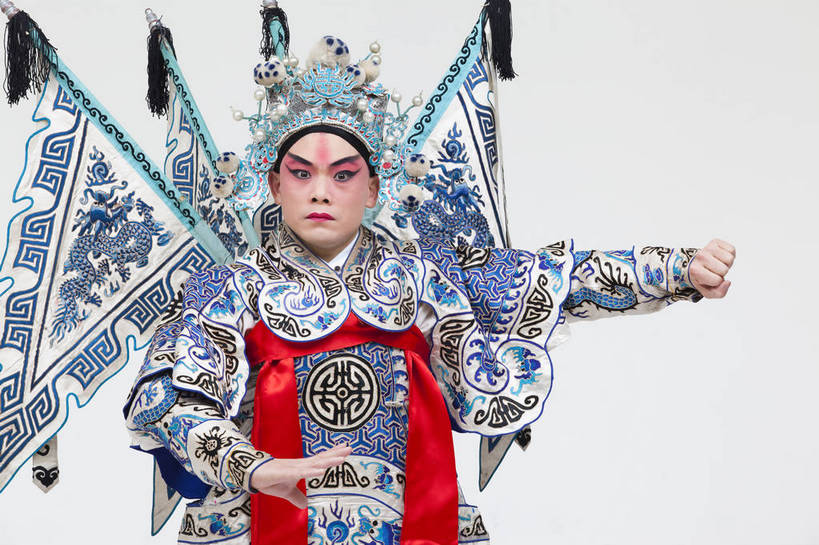 一个人,演员,横图,彩色,白色背景,正面,化妆,北京,中国,亚洲,仅一个人,表演,艺术,造型,鲜艳,头饰,图片,注视,文化,脸谱,观察,看,站着,表情,姿势,摄影,服饰,观看,动作,察看,关注,中国文化,戏剧,民族服饰,演出服,京剧,东亚,国粹,男人,中国人,年轻人,半身,影棚拍摄,化装,中国戏曲,武生,传统文化,赵云,舞台妆,bj174