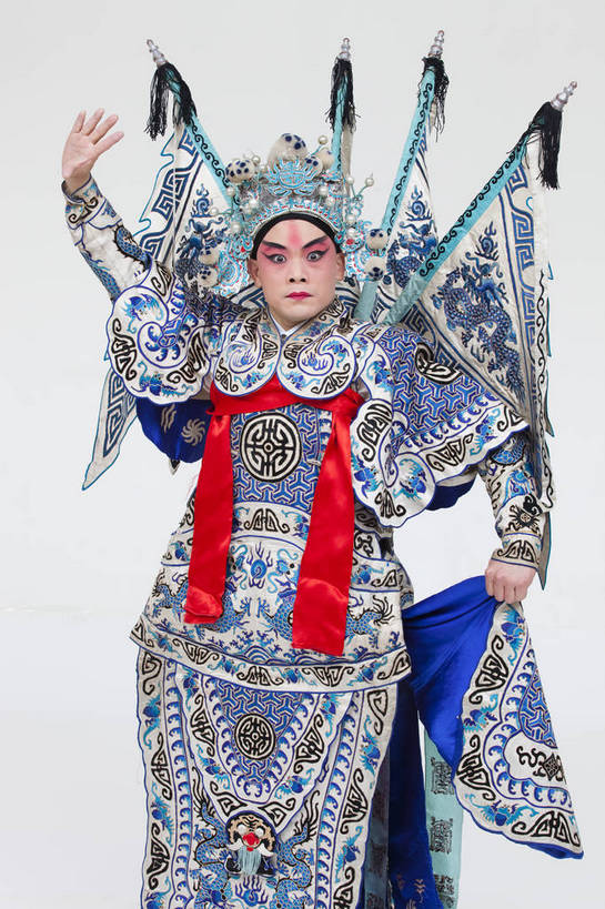 一个人,演员,竖图,彩色,白色背景,正面,化妆,北京,中国,亚洲,仅一个人,表演,艺术,造型,鲜艳,头饰,图片,注视,文化,脸谱,观察,看,站着,表情,竖,姿势,摄影,服饰,观看,动作,察看,关注,中国文化,戏剧,民族服饰,演出服,京剧,东亚,国粹,男人,中国人,年轻人,半身,影棚拍摄,化装,中国戏曲,武生,传统文化,赵云,舞台妆,bj174